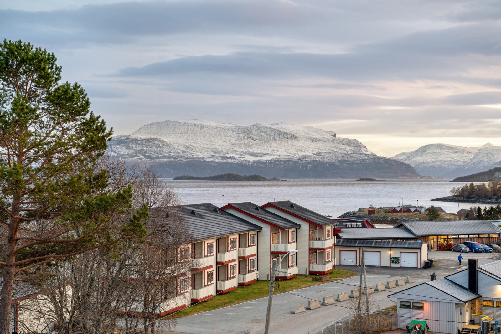 Meget fin beliggenhet på en høyde med svært gode utsikts- og solforhold Galleribilde