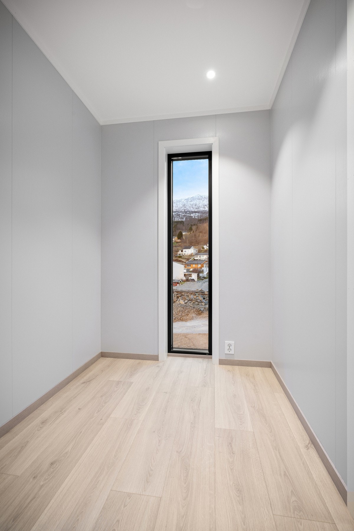 Walk- in garderobe med rikelig plass til ønsket innredning Galleribilde