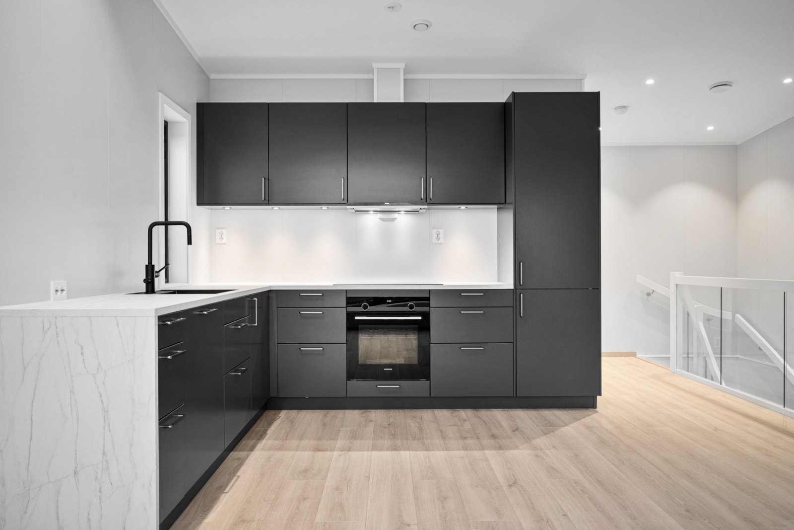 Kjøkkeninnredning av typen Drømmekjøkkenet med fronter i grå slett utførelse Galleribilde