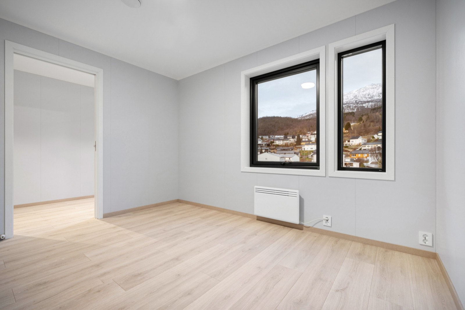 Walk- in garderobe i tilknytning til hovedsoverommet Galleribilde