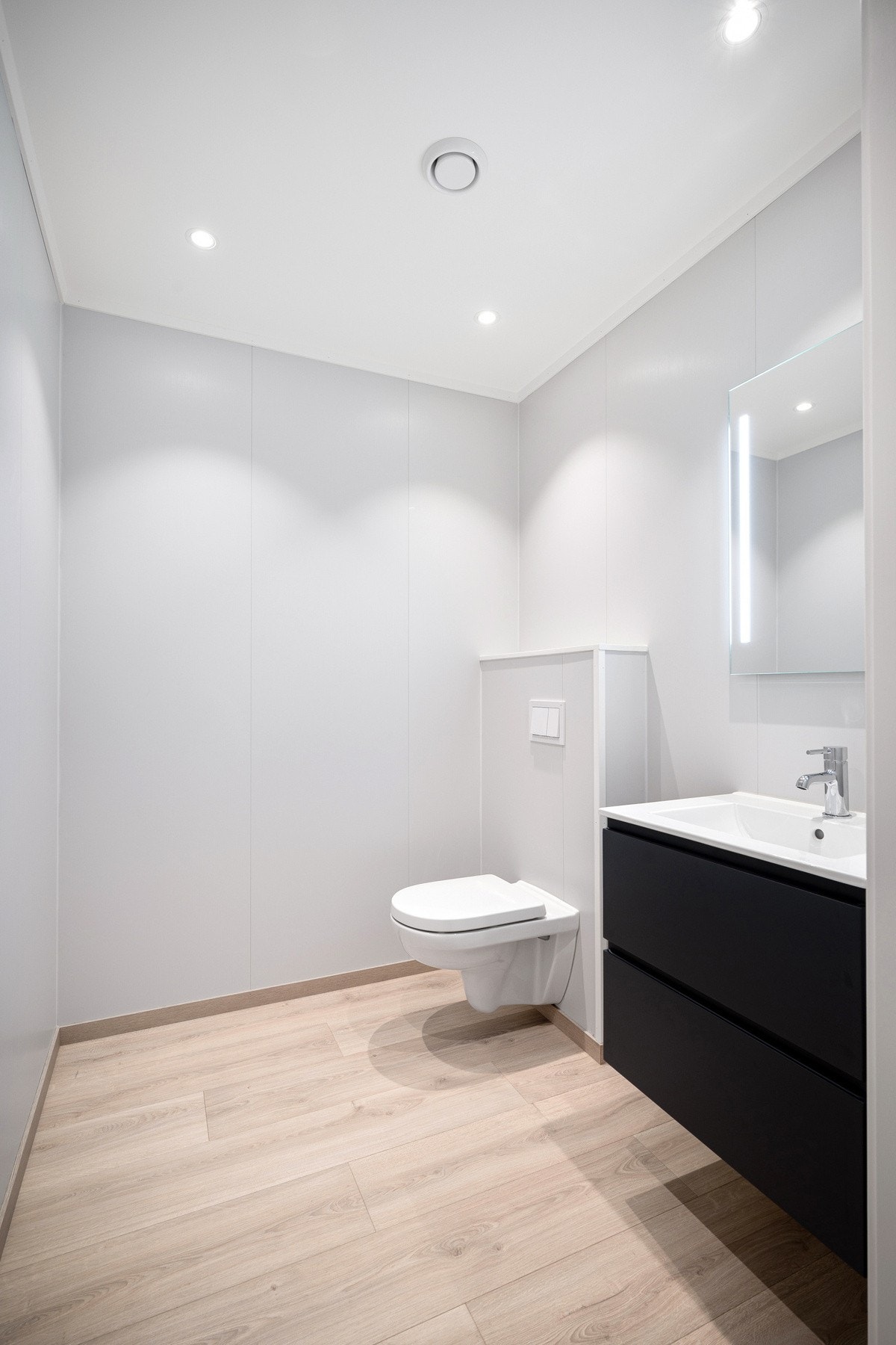 Praktisk toalettrom i 2.etasje, i tillegg til bad i 1.etasje Galleribilde