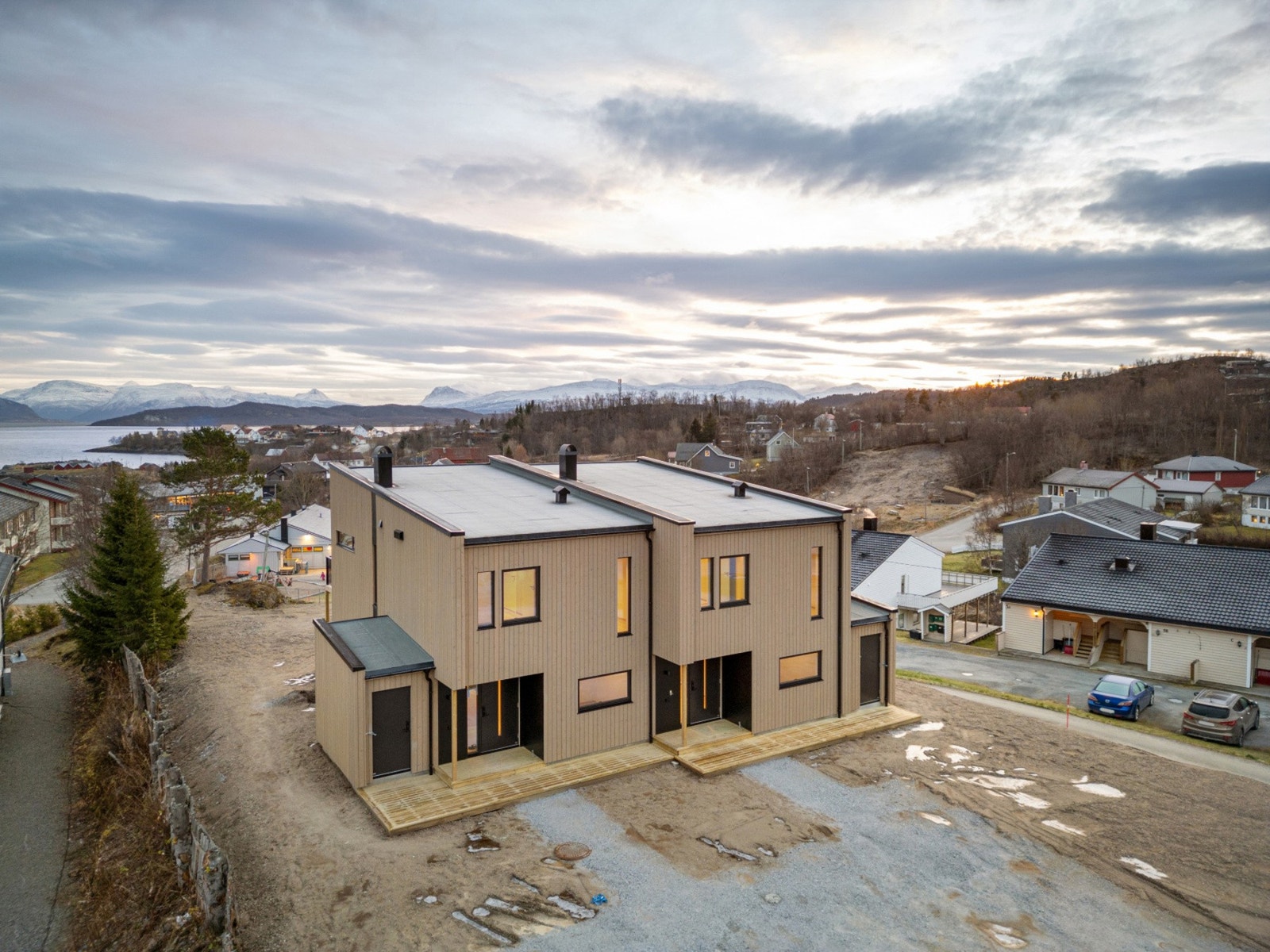 Eiendommen ligger fint plassert på en høyde i rolige omgivelser i Breivka Galleribilde