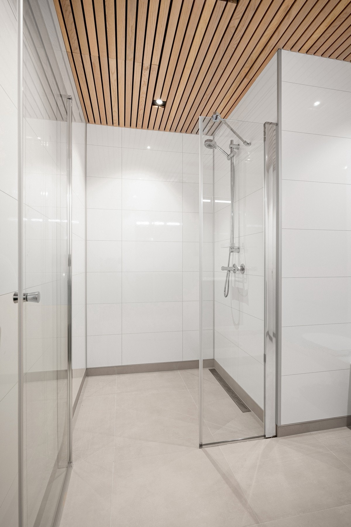 Stor dusjnisje på badet Galleribilde