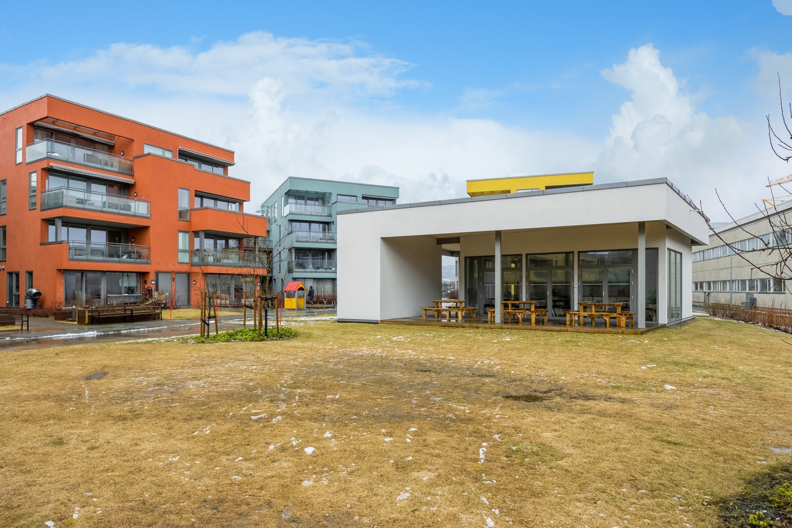 Felleshagen har et hagehus med kjøkken man kan leie for noen kroner. Det er også plantet rabarbra, epletrær, bringebær m.m. i tillegg til ulike urter og salater som alle i sameiet kan forsyne seg av. Galleribilde