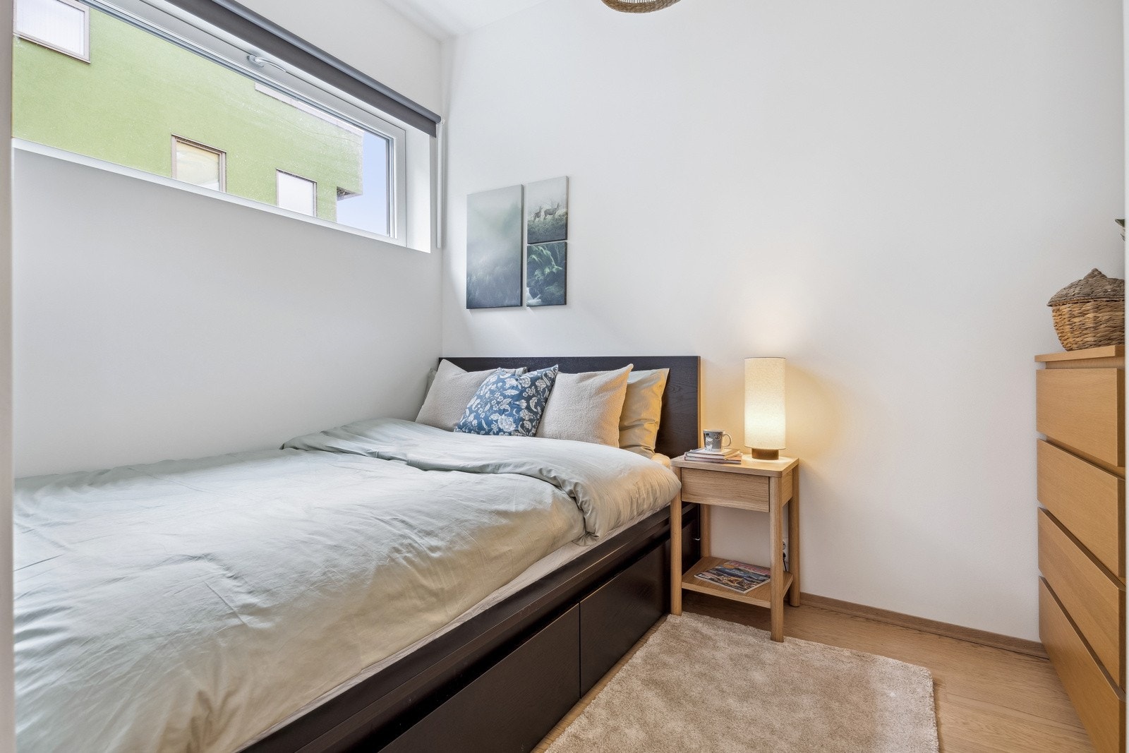 Naturlig lysinnslipp, godt med plass til både seng og garderobe. Galleribilde