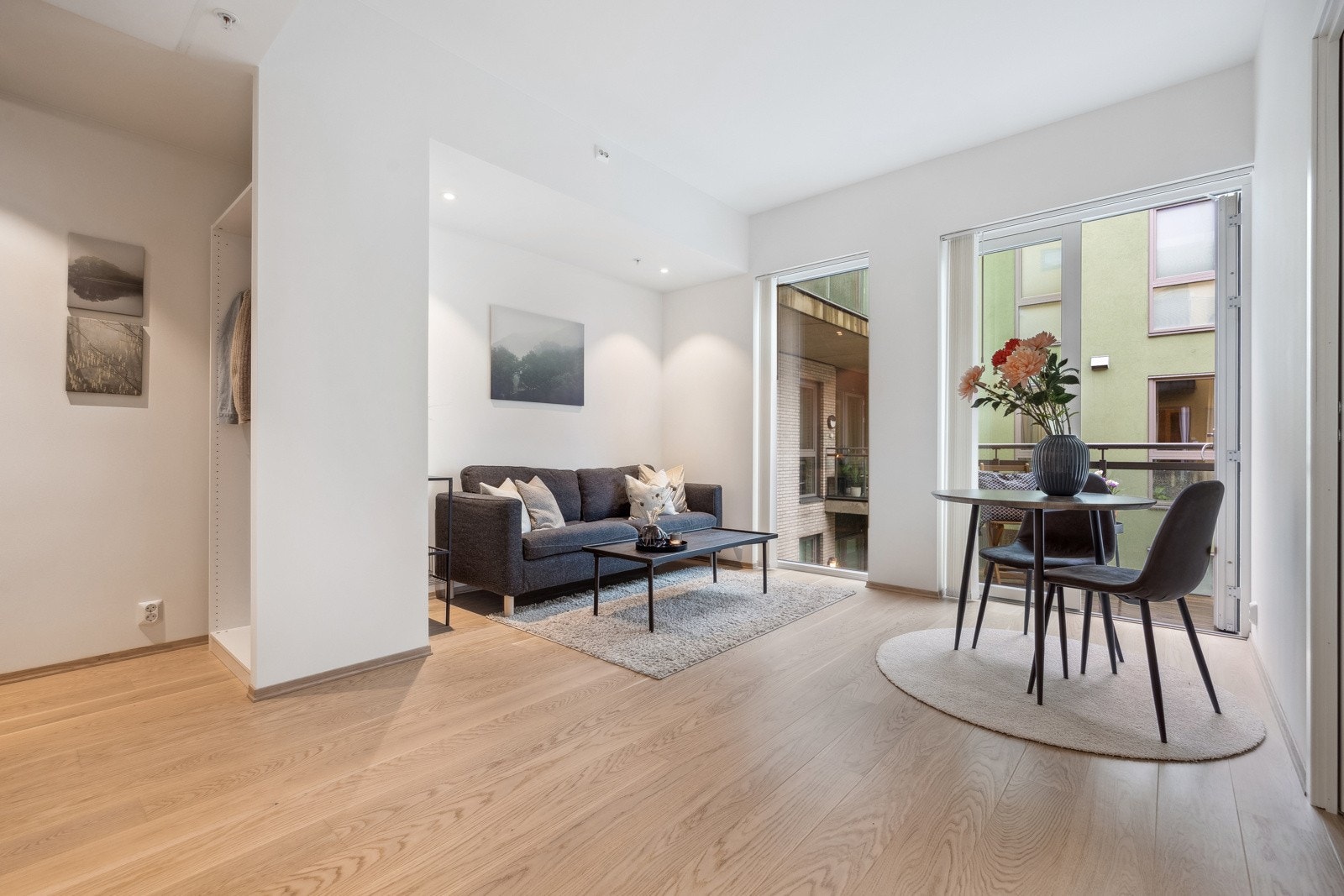 Fint parkettgulv og lyse vegger, samt takhøyde på nesten 3m gir en fantastisk romfølelse! Galleribilde