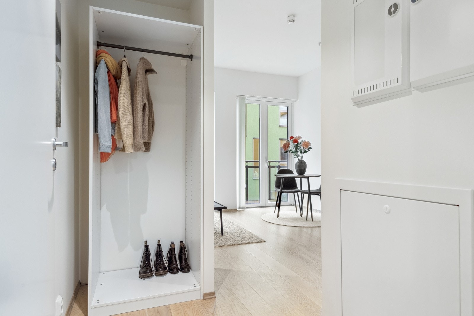 Det er bygd en praktisk og fin nisje i gangen som skiller stuen fra entreen. Galleribilde