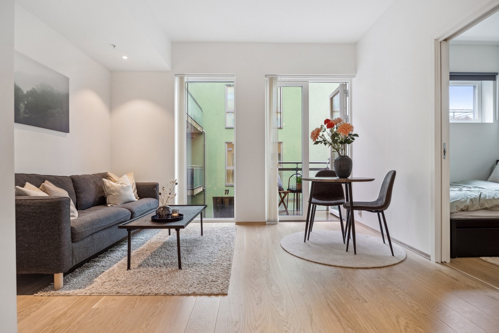 Leiligheten har en åpen og fin planløsning med masse naturlig lysinnslipp gjennom store vindusflater! Galleribilde