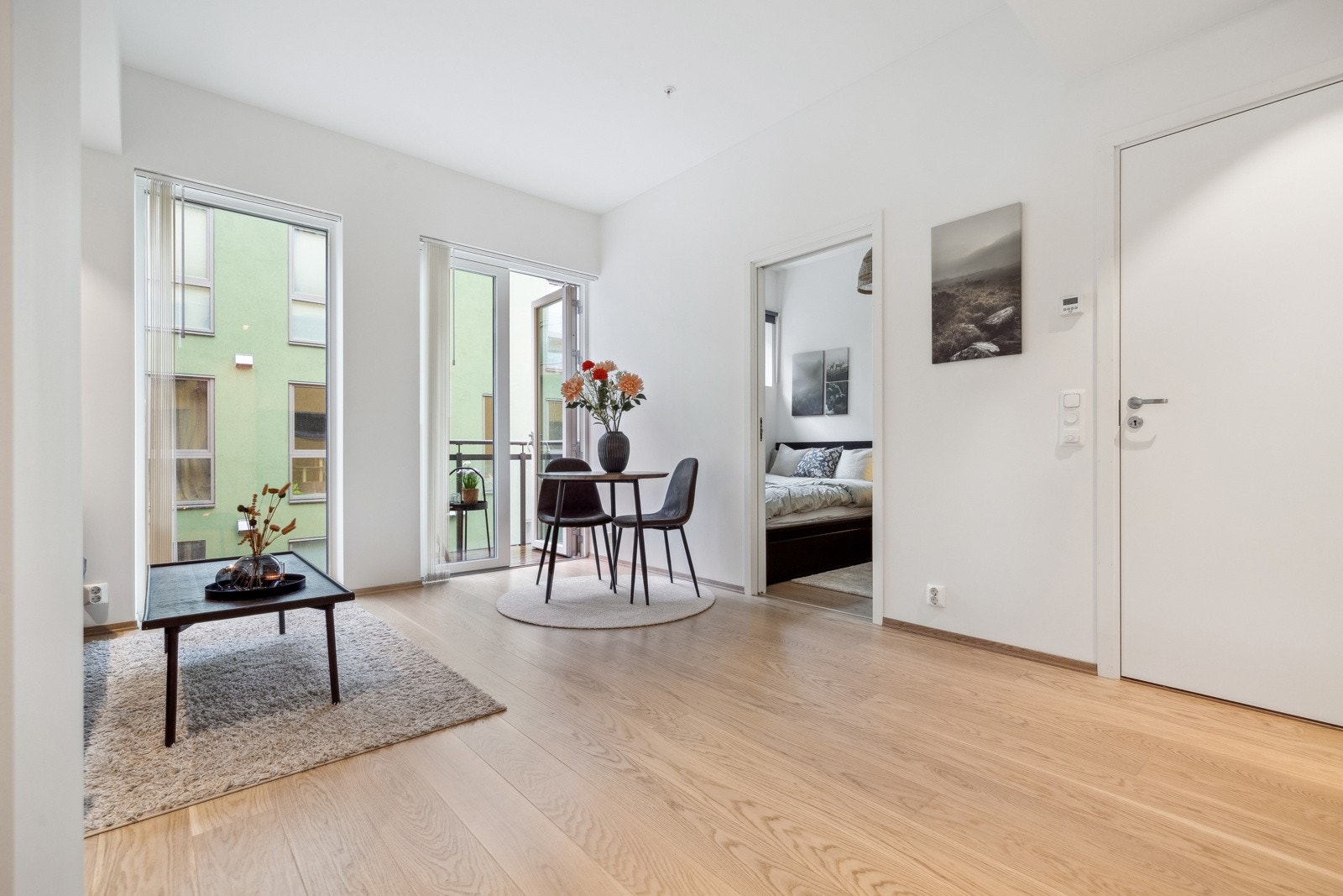 Fra stuen har man tilgang på balkong med utsikt innover boligfeltet. Galleribilde