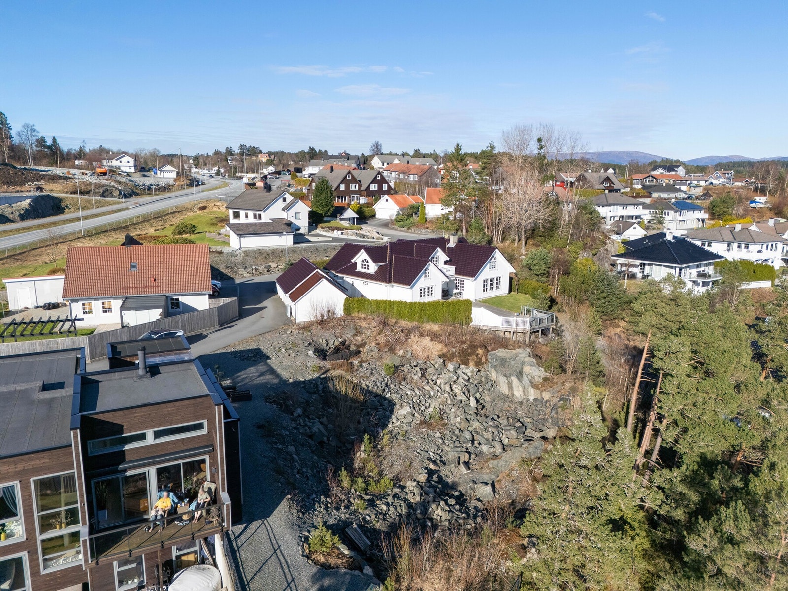 Tomten ligger i et område med både nyere og eldre bebyggelse. Galleribilde