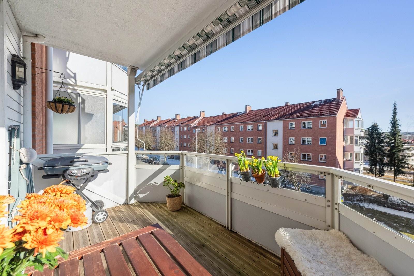 Balkongen er utstyrt med tregulv, belysning og markise (ny markise ble satt opp i 2020) Galleribilde