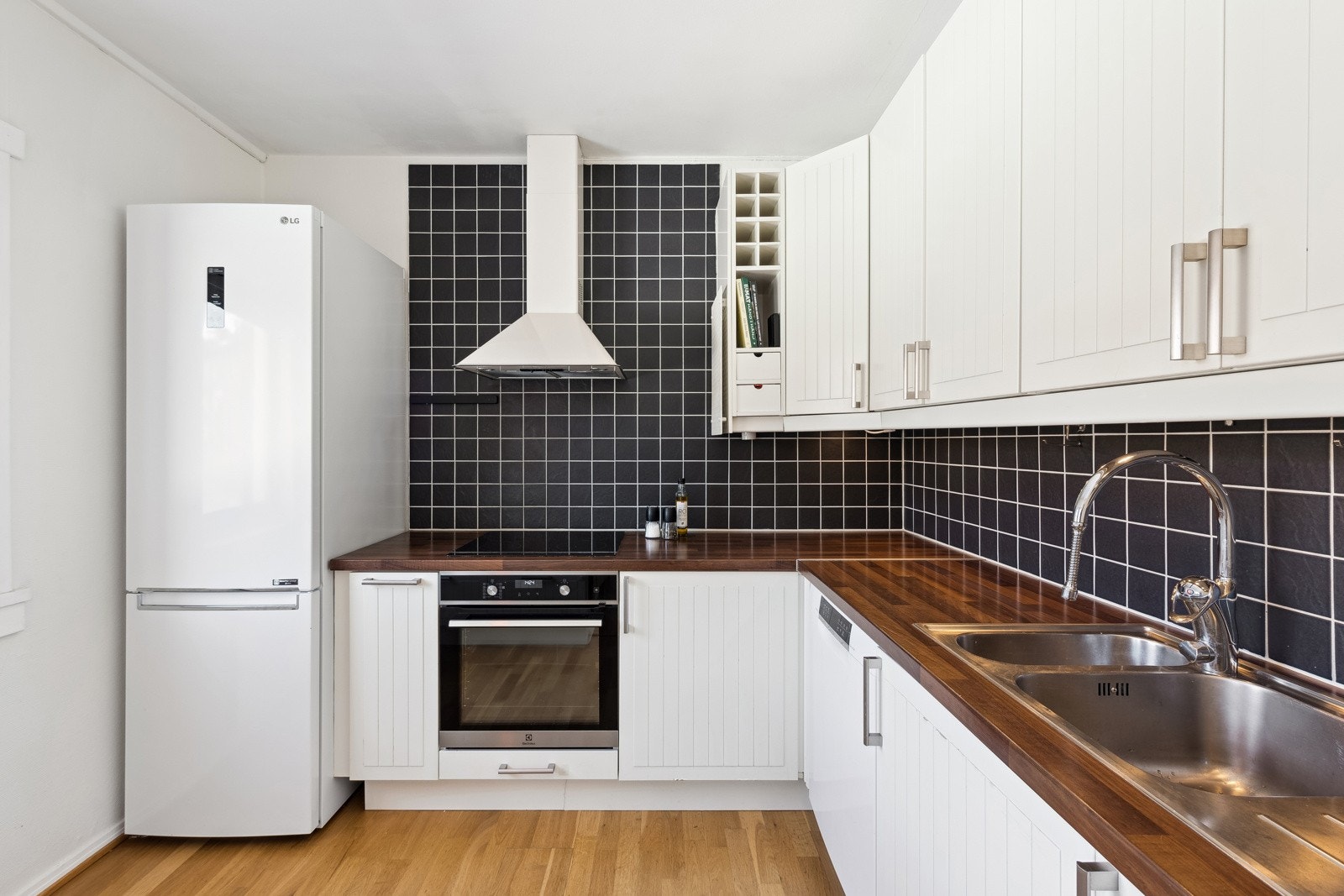 Lyst kjøkken fra IKEA med god skap- og benkeplass. Galleribilde