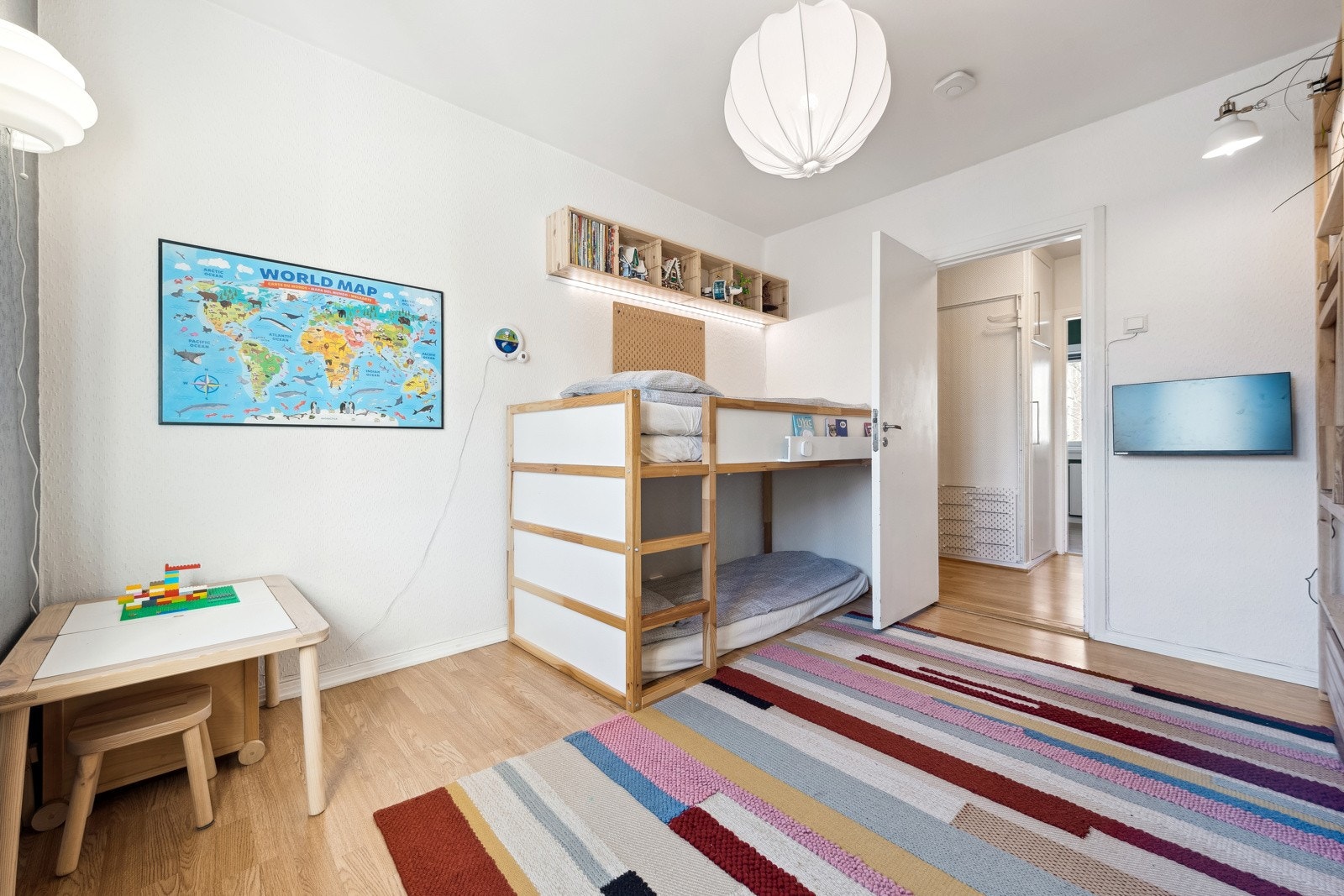 Det største soverommet er for tiden innredet til barnerom. Galleribilde