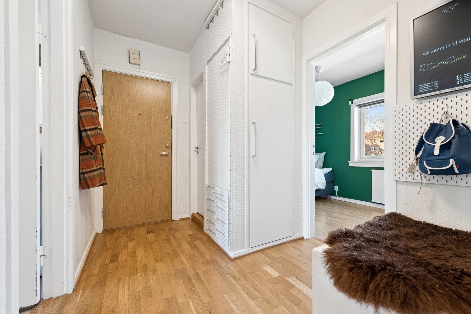 Entre med dørcalling og skjerm. Brann- og lydklassifisert entredør. Plassbygd garderobskap. Galleribilde