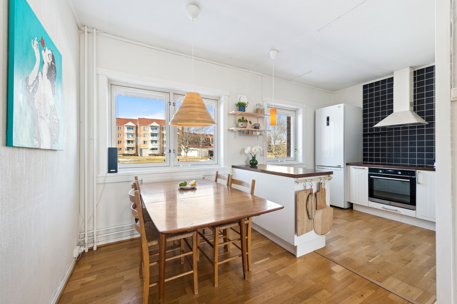 Spisestue med god plass til spisebord. Galleribilde