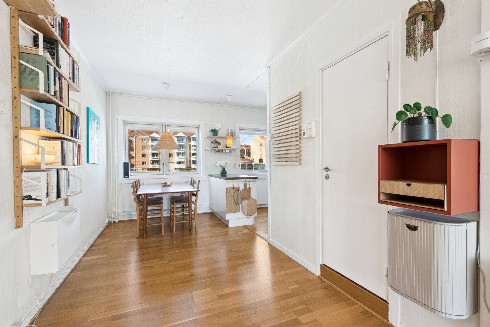 Romslig og gjennomgående leilighet med flere innredingsmuligheter. Galleribilde