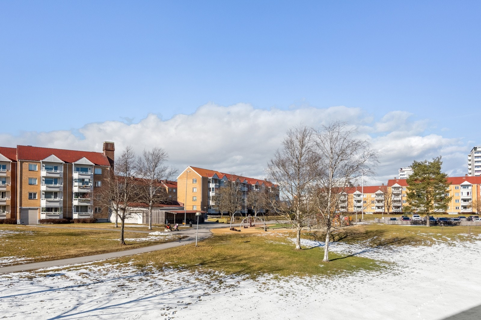 Stor, fine fellesarealer bestående av grøntarealer, sittegrupper og lekeplass. Galleribilde