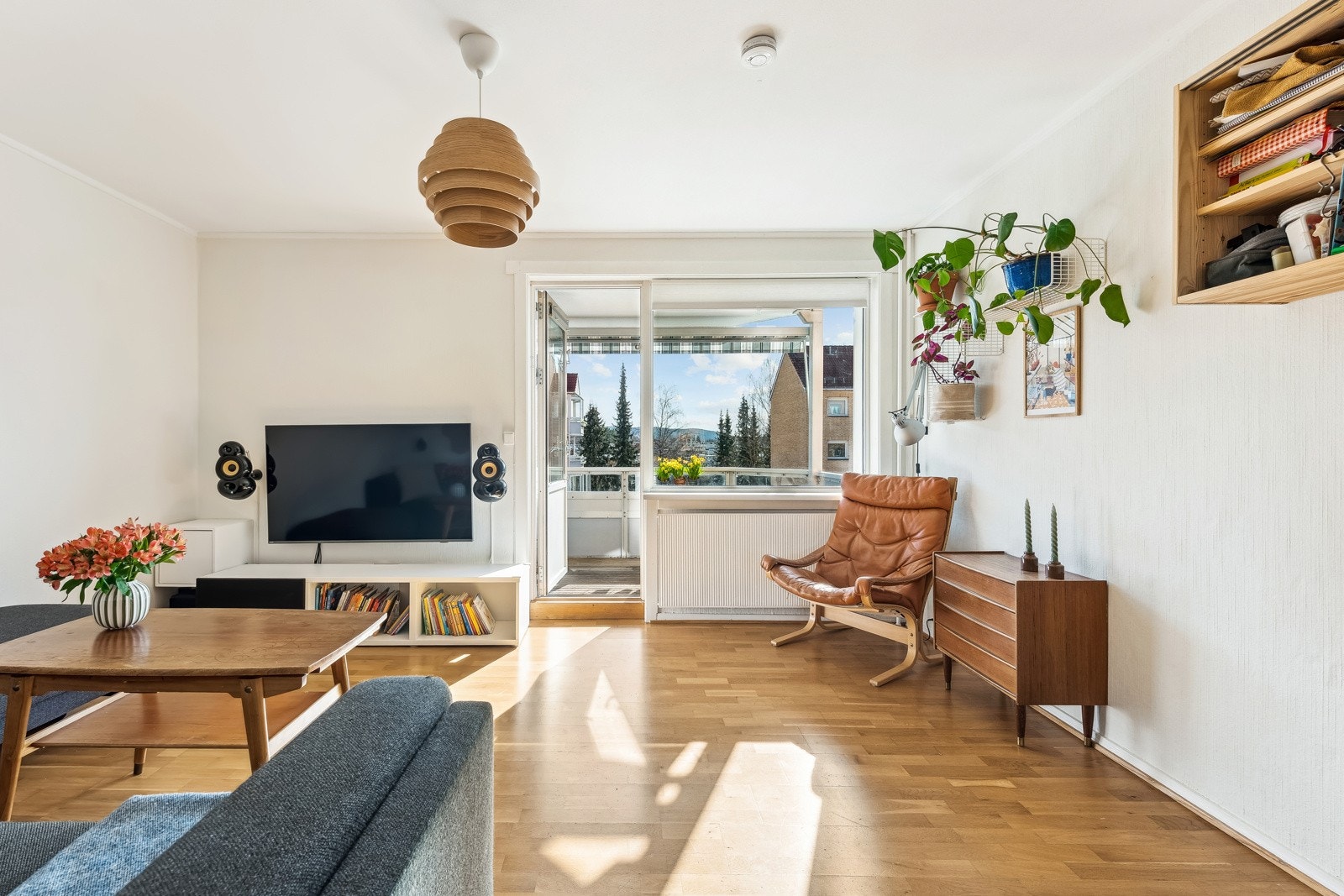 Stue med fint utsikt - usjenert og god intern beliggenhet Galleribilde