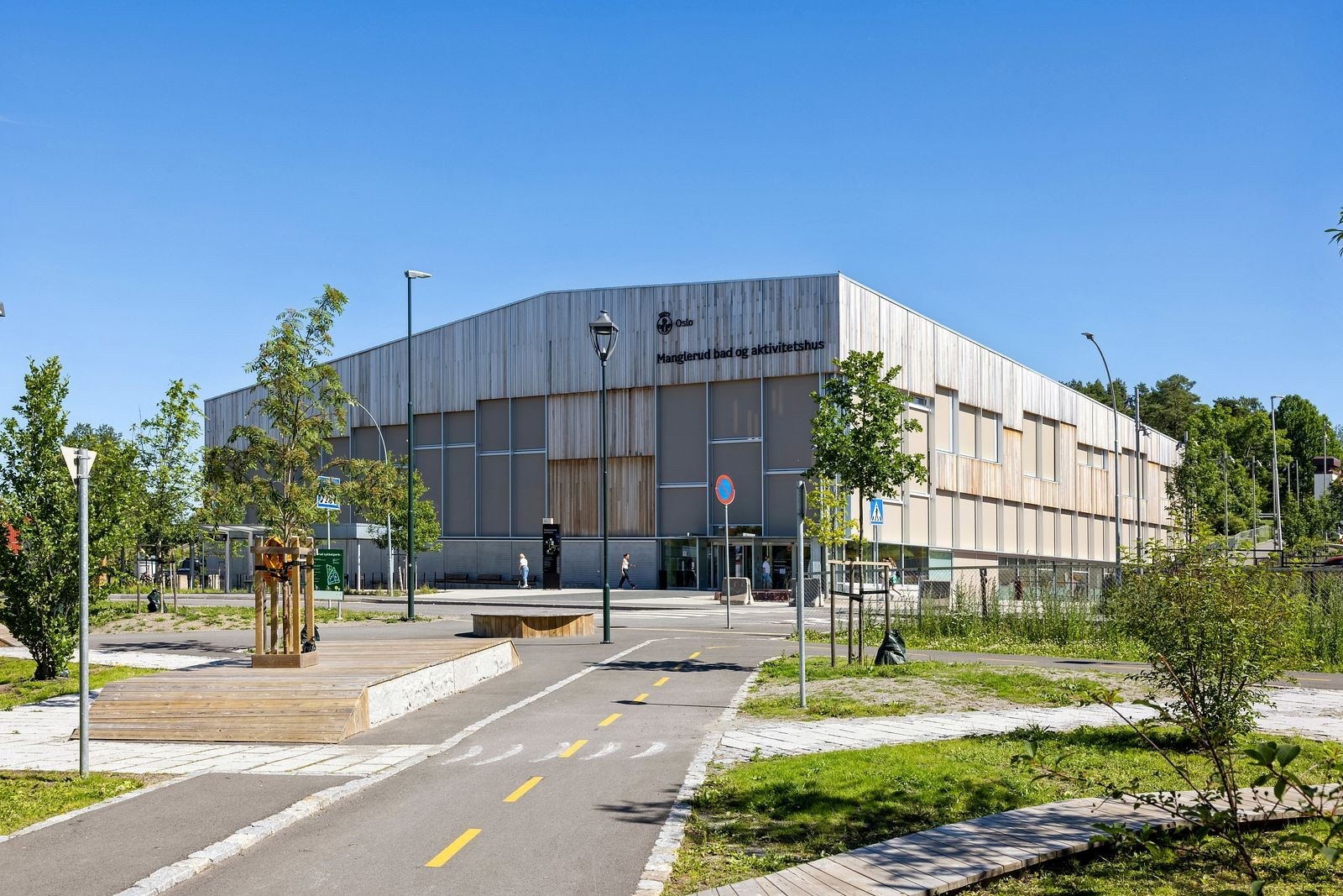 Manglerud bad- og aktivitshus ligger rett ved Manglerud skole og åpnet opp i 2022 til glede for store og små. Galleribilde