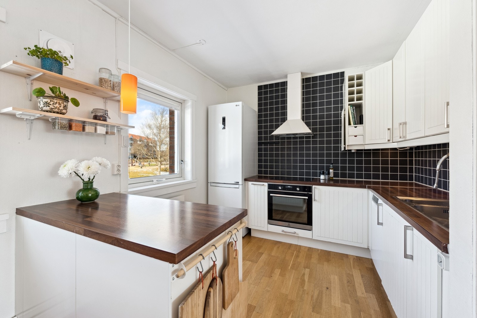 Åpen og fin kjøkkenløsning og godt med lys inn. Galleribilde