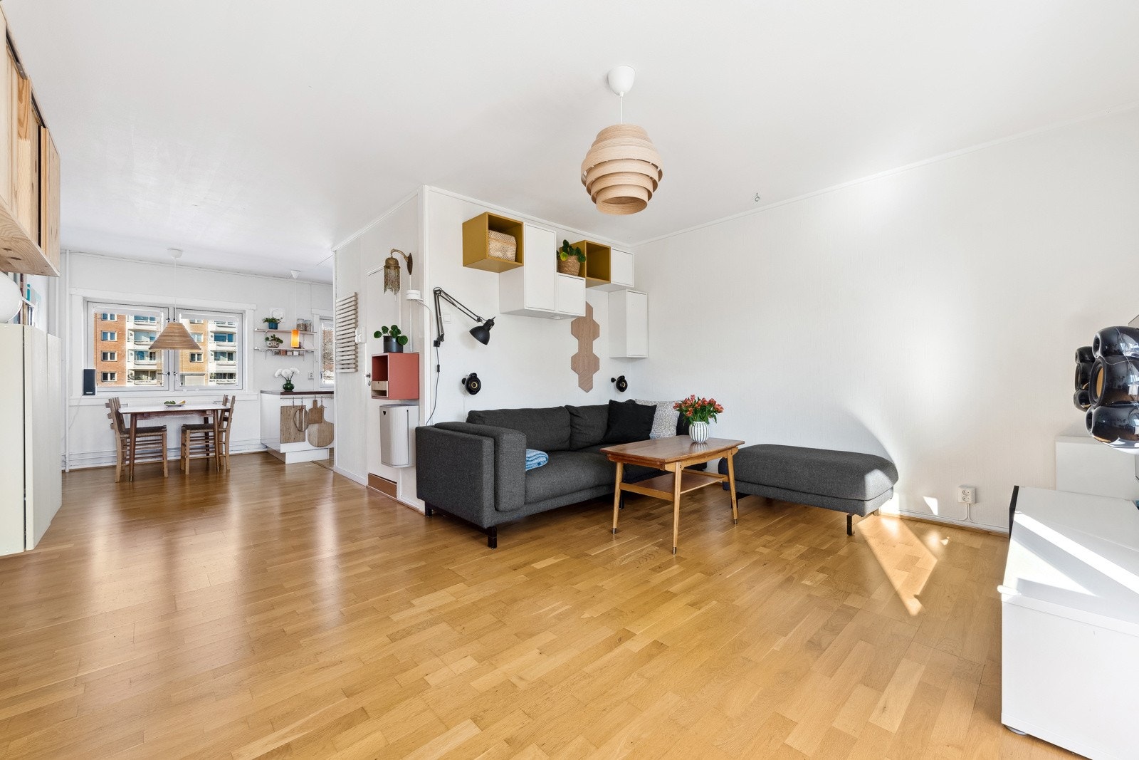 Lys og romslig stue med god plass til sofagruppe, tv-benk mm. Galleribilde