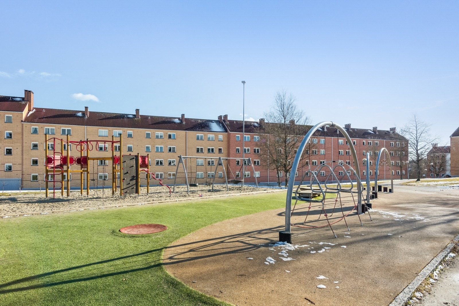 Lekeplass for barna ligger skjermet og fint til i borettslaget. Galleribilde