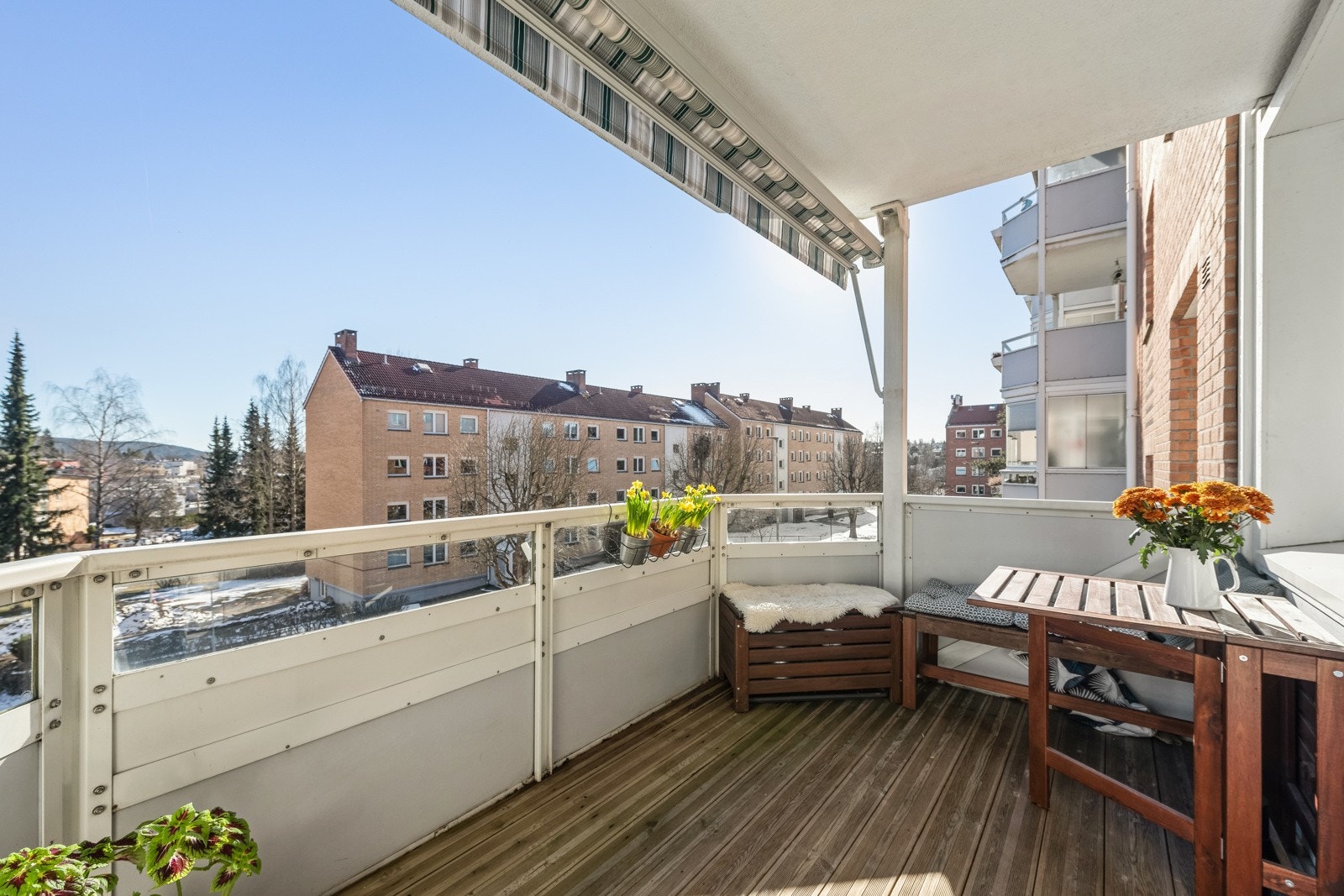 Velkommen til Rugveien 22, 2. etg! Barnevennlig og rolig gate sentralt på Manglerud i populært og veldrevet brl. Galleribilde