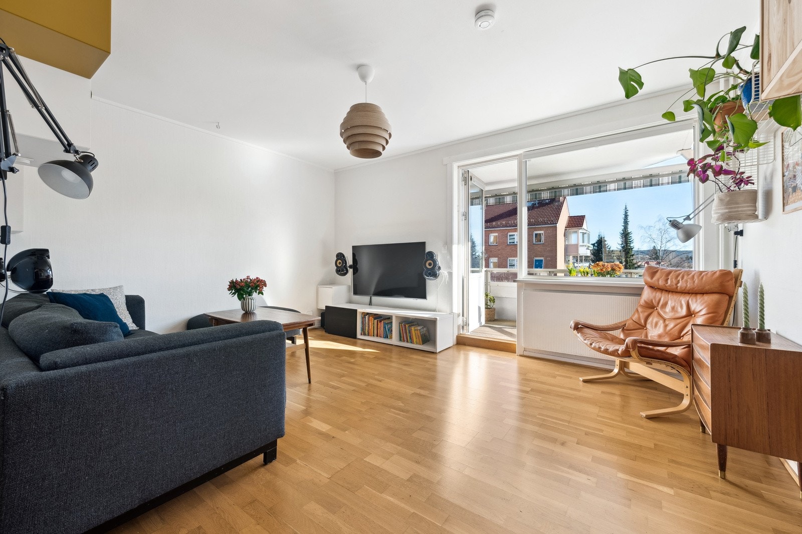 Utgang til sydøstvendt balkong på ca. 7 m kvm med god plass til utemøbler, grill mm. Galleribilde