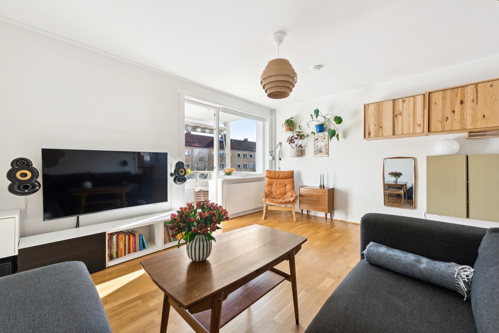 Stue med parkett på gulv og lysmalte vegger. Galleribilde