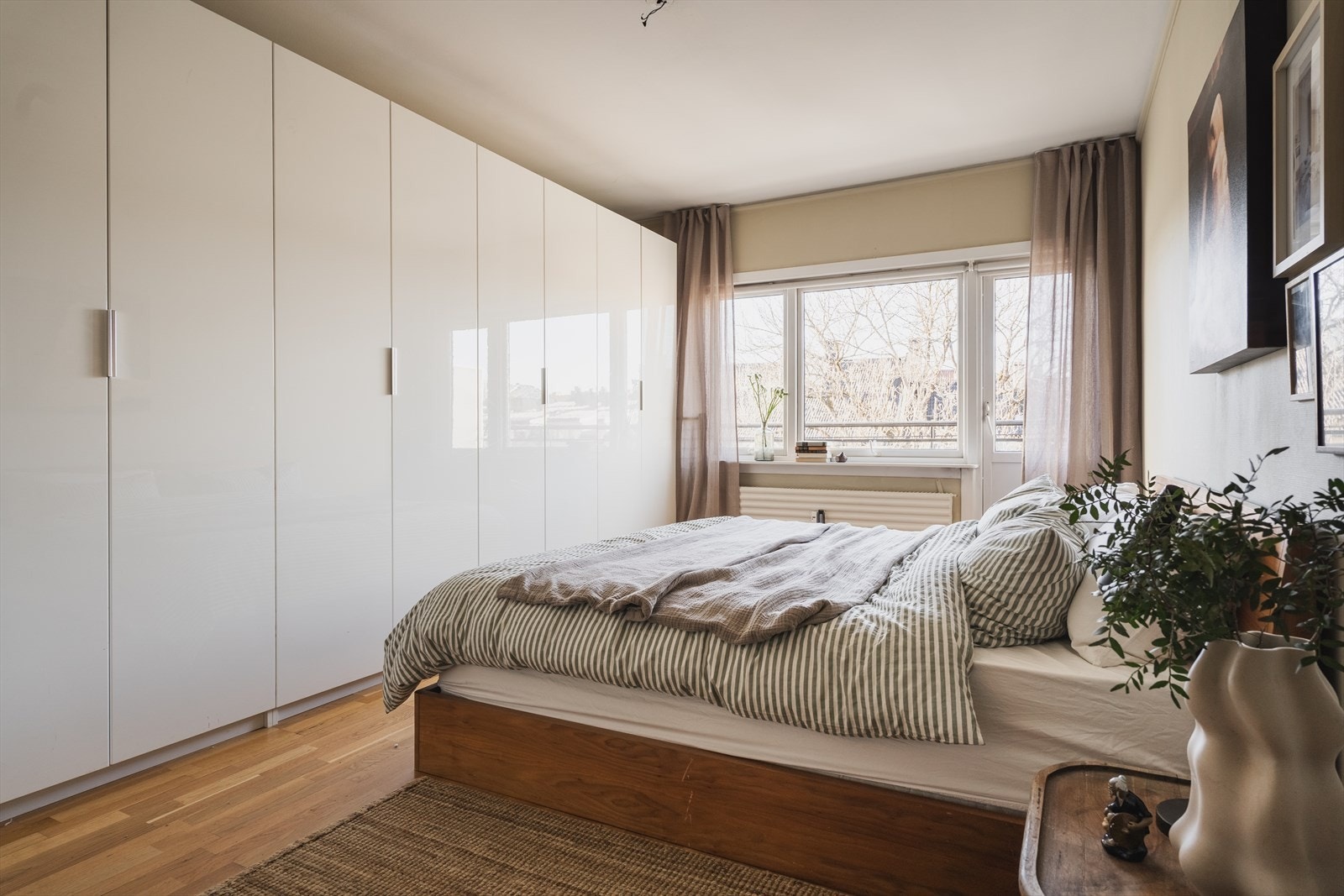 Innredet med stor garderobe for optimal oppbevaring. Galleribilde