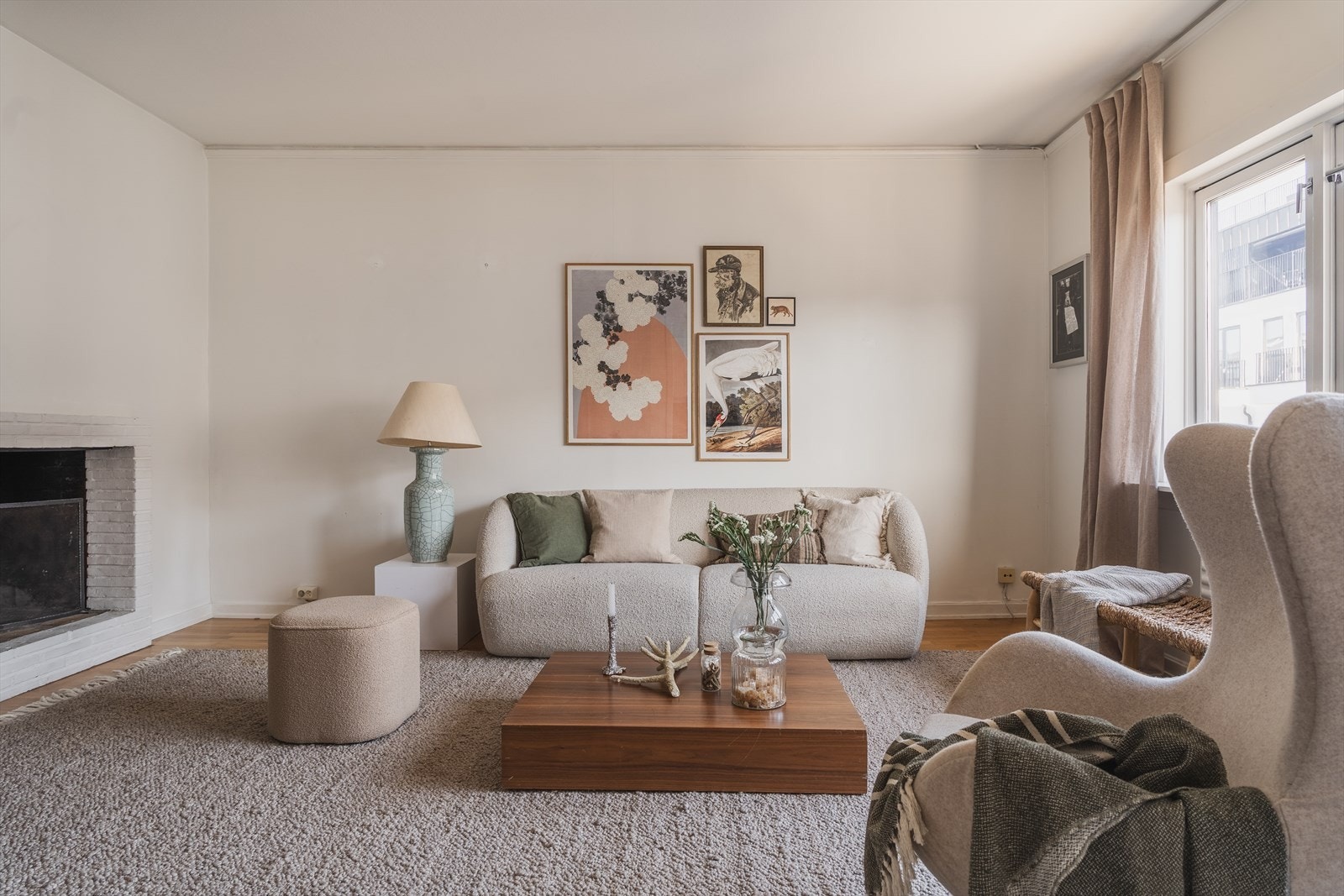 Leiligheten er lys og luftig med store vindusflater som slipper inn rikelig med naturlig lys. Galleribilde