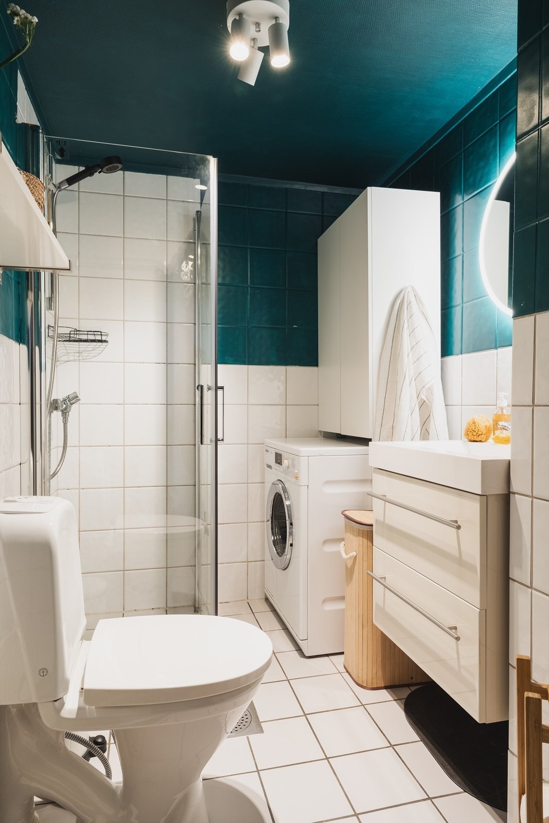 Flislagt bad med opplegg for vaskemaskin. Galleribilde