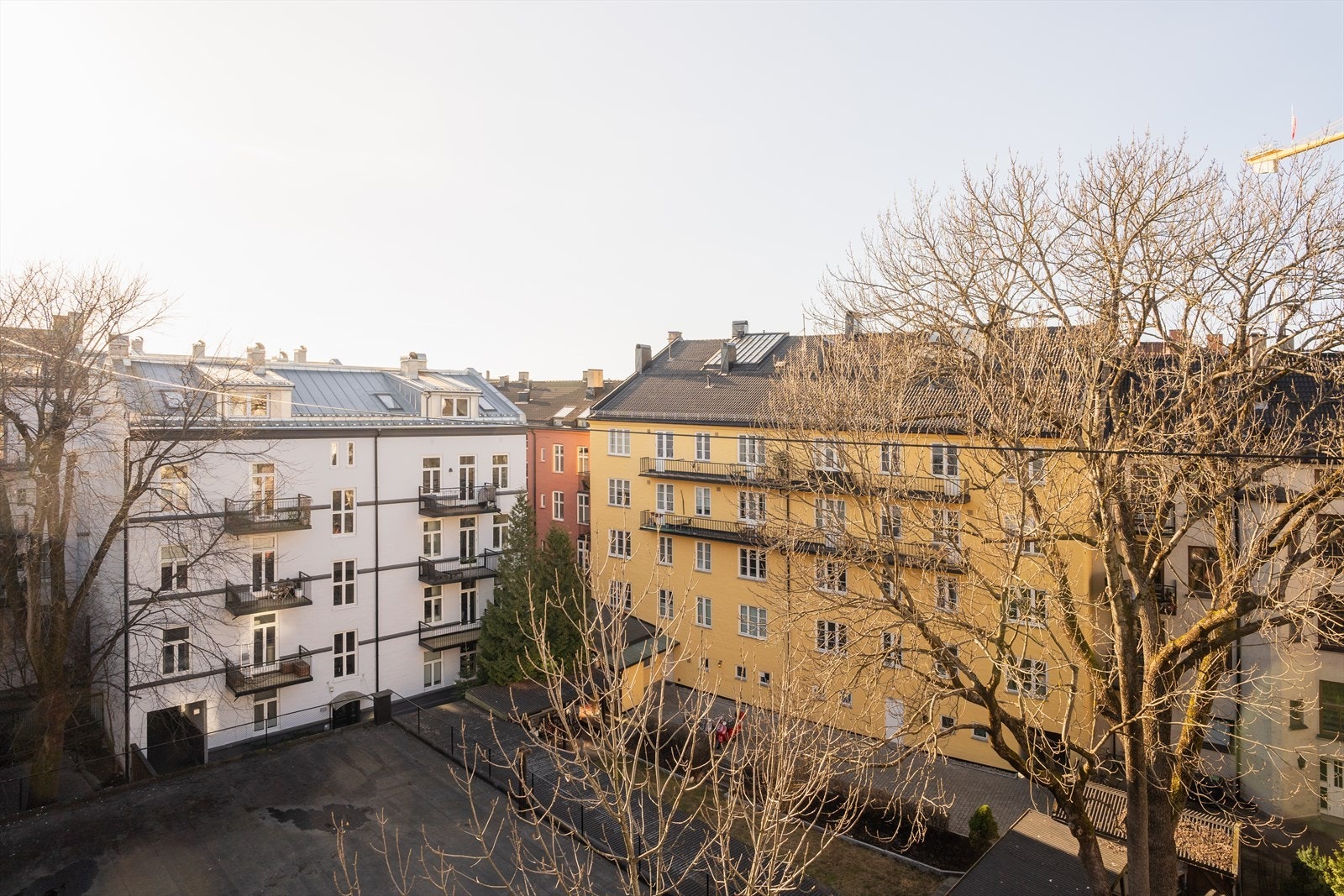 Leiligheten ligger i byggets 5. etasje Galleribilde