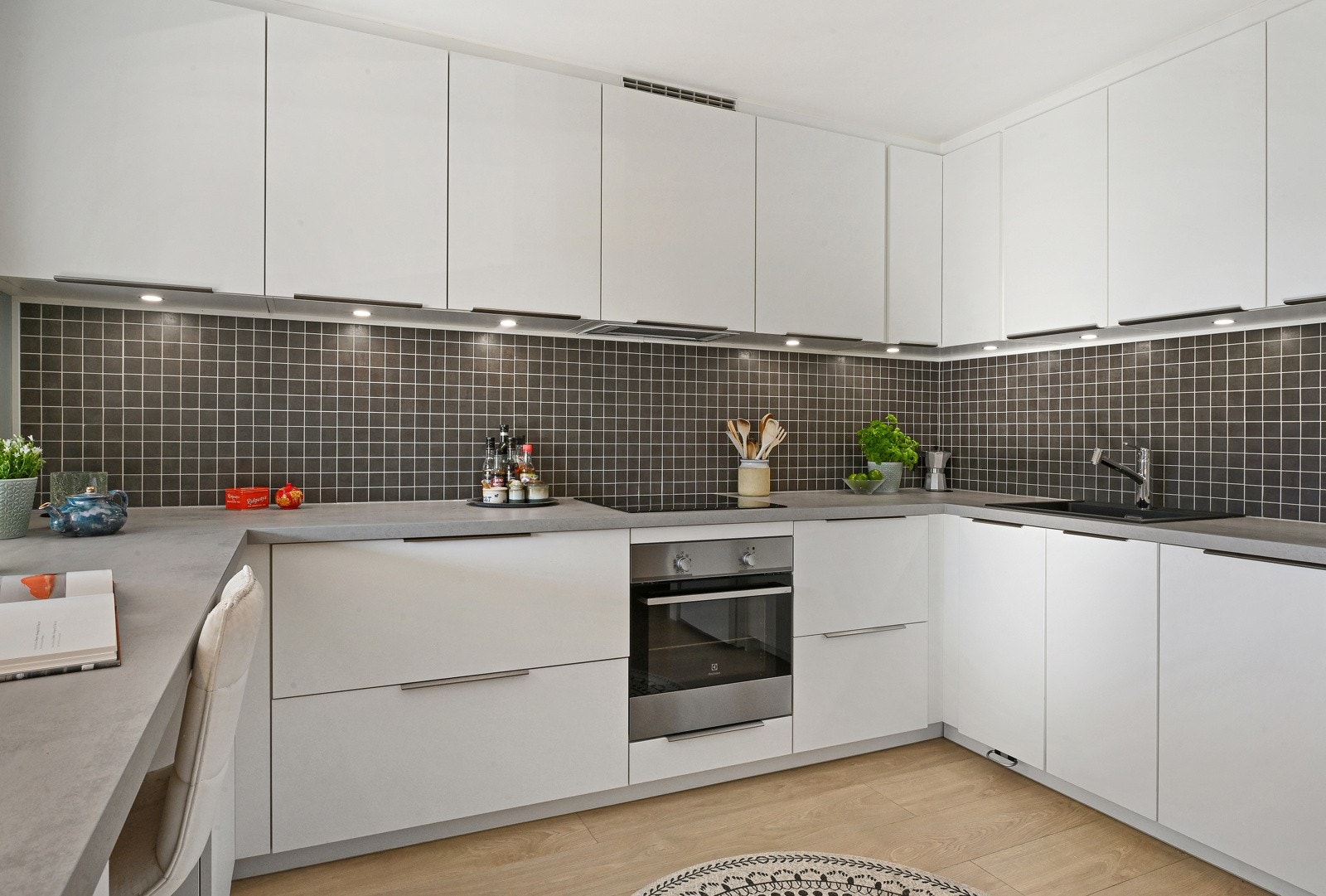 Ventilatoren har kullfilter og en praktisk varmtvannsbereder er plassert i benkeskapet. Galleribilde