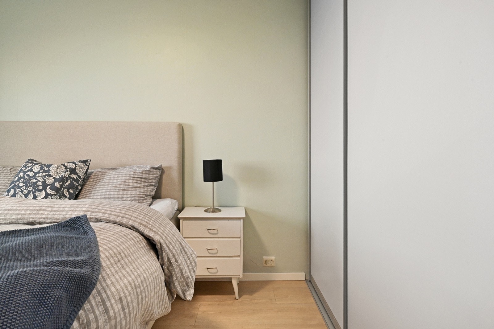 Hovedsoverommet har også et praktisk garderoberom. Galleribilde