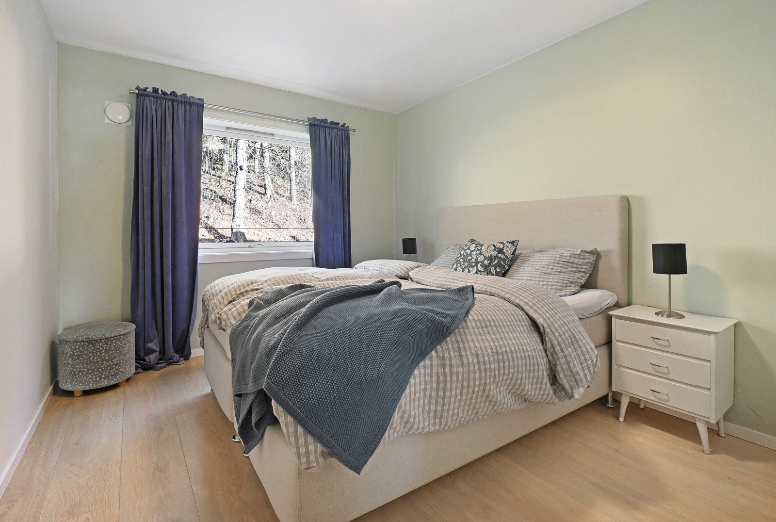 Soverommene er plassert på den rolige østlige siden av bygget, vendt mot inngangspartiet. Galleribilde