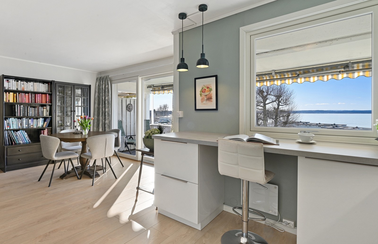 Fra både stue og kjøkken kan du nyte solnedganger over fjorden i full ro, helt usjenert. Galleribilde