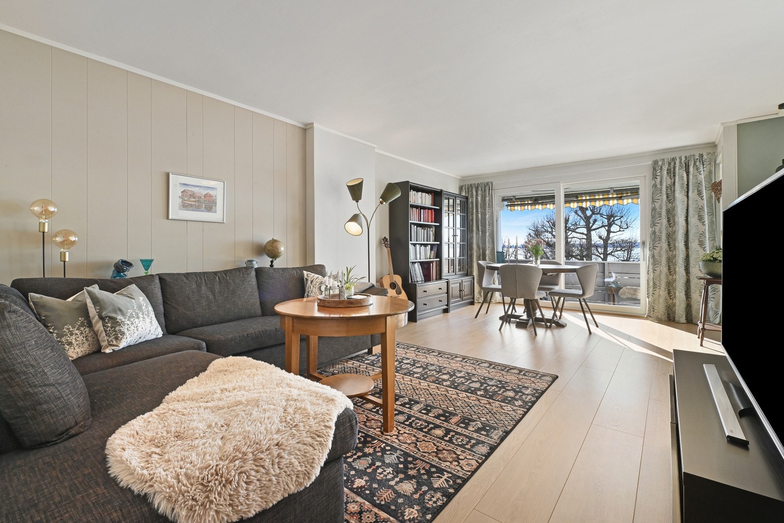 Det åpne oppholdsrommet gir rikelig med plass til både sofagruppe og spisestue. Galleribilde