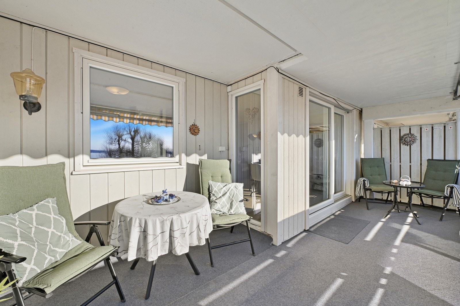 Fra stuen er det utgang til en stor, solfylt balkong. Galleribilde