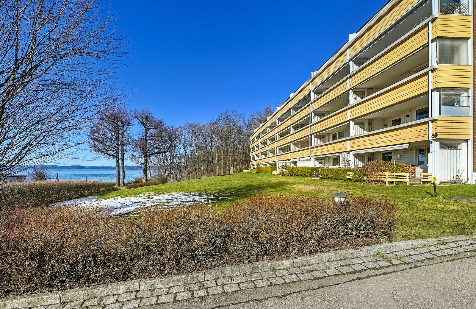 På folkemunne blir blokken kalt for "strandblokken", grunnet beliggenheten nederst i Refsnesalleen, hvor blokken grenser til Refsnesstranden. Galleribilde