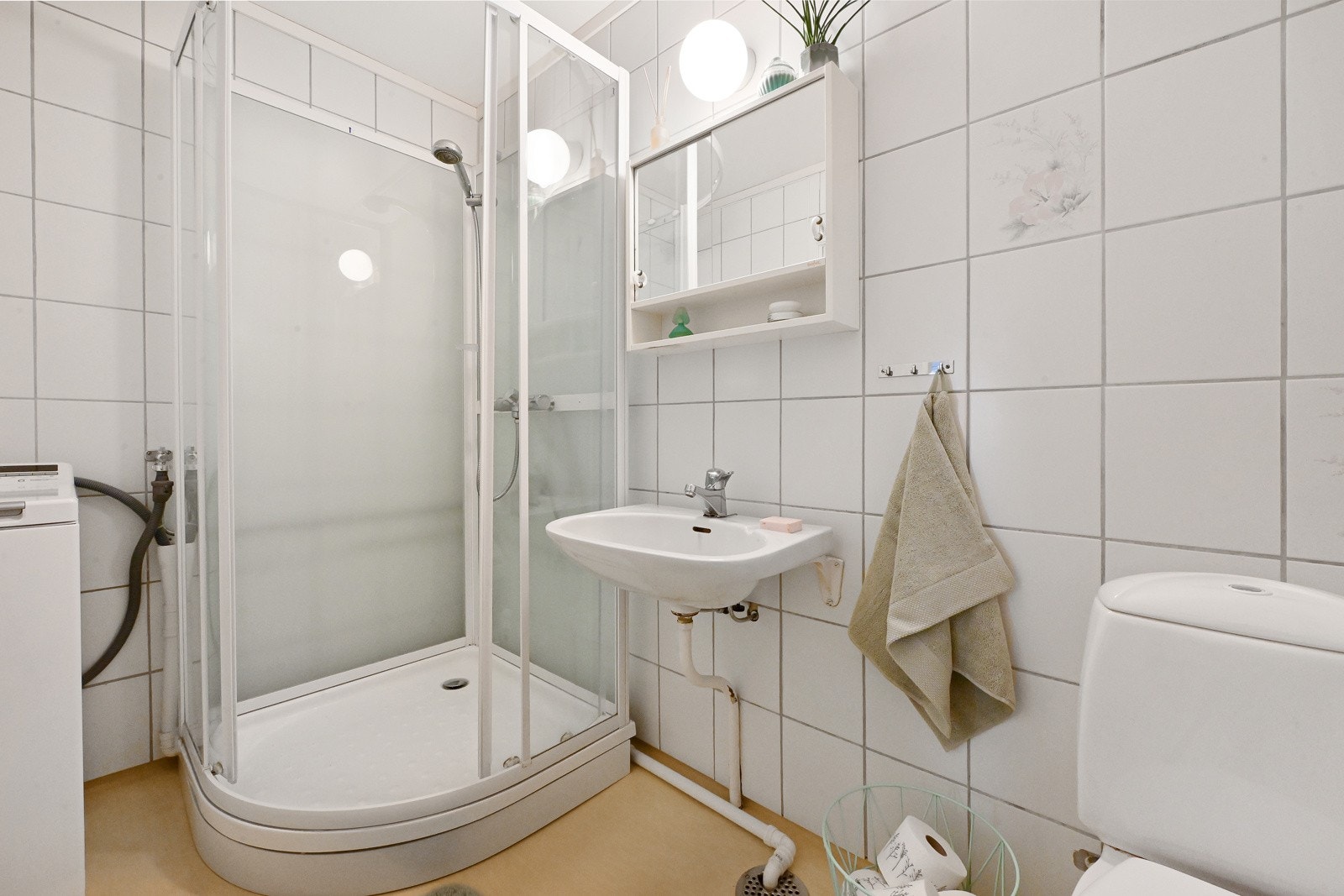 Badet har en eldre standard, men inneholder alt du trenger inkludert servant, dusjkabinett, toalett og tilkobling for vaskemaskin. Galleribilde