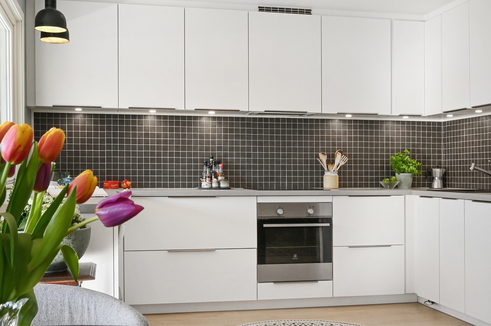 Kjøkkenet er utstyrt med integrert komfyr, platetopp og oppvaskmaskin, samt et frittstående kjøl/fryseskap. Galleribilde