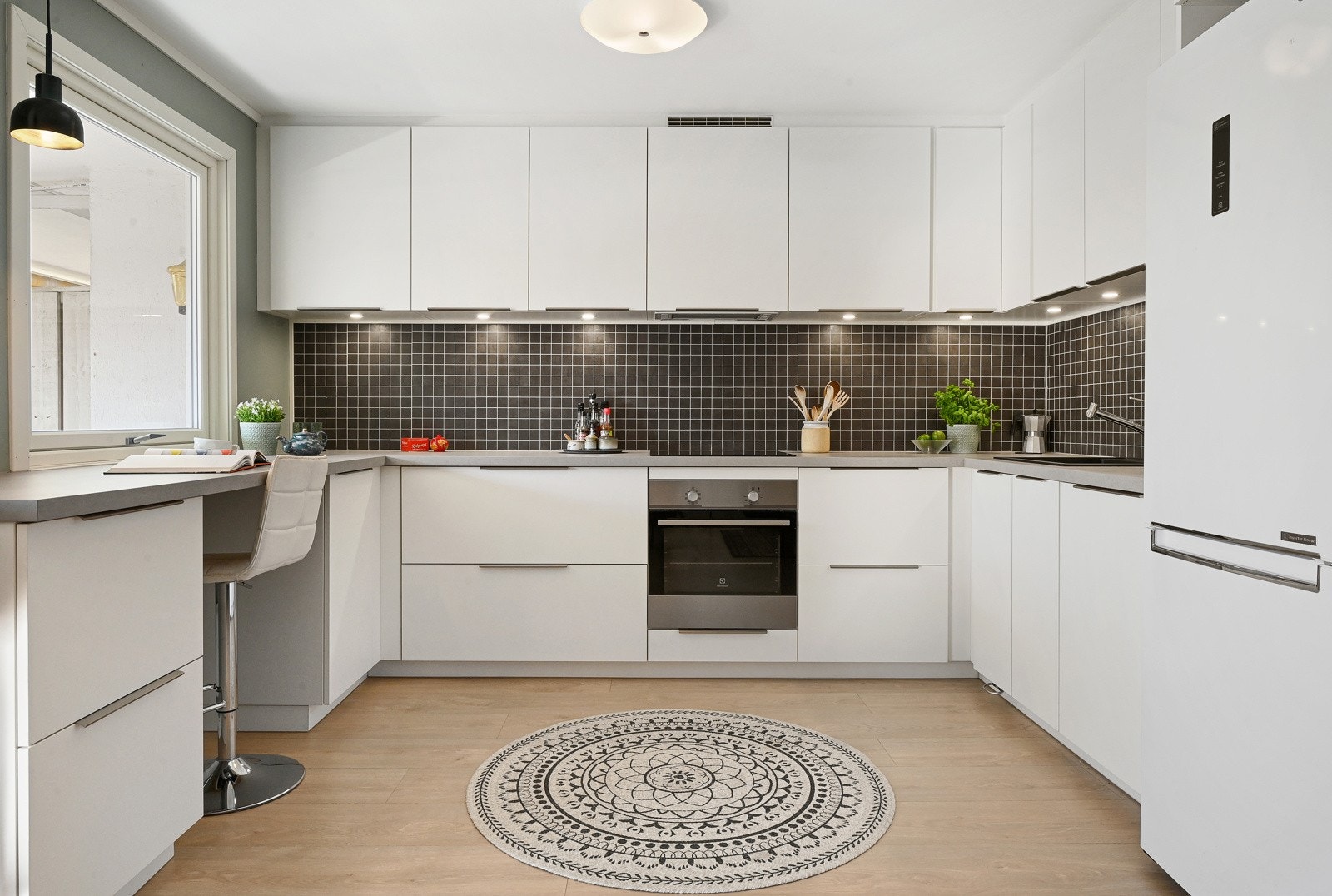 Kjøkkenet er åpent mot stuen og skaper en fin sosial sone. Galleribilde