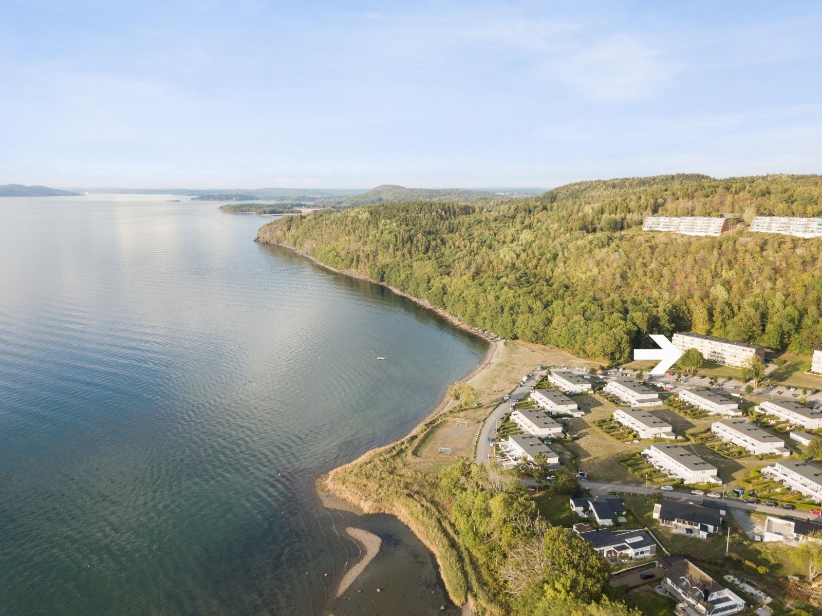 Eiendommen grenser til naturreservat som er en del av Kyststien, med fantastiske turmuligheter i alle retninger for både to - og firbente. Galleribilde