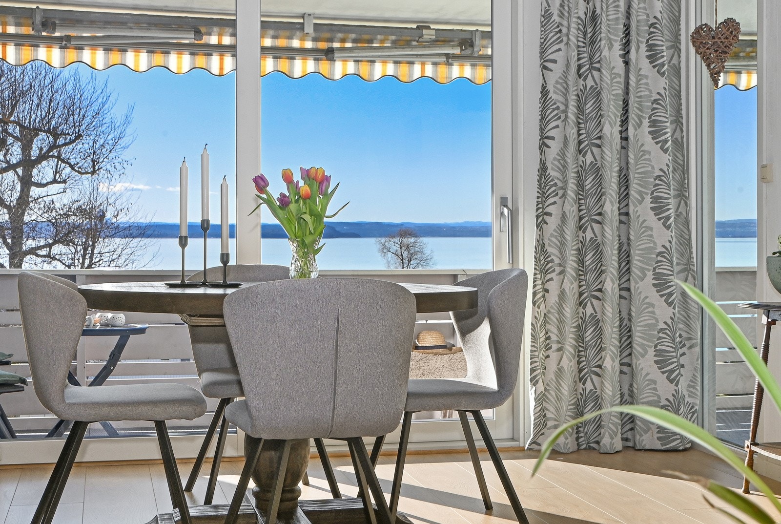 En markise er installert for å gi behagelig skygge på de varme sommerdagene. Galleribilde