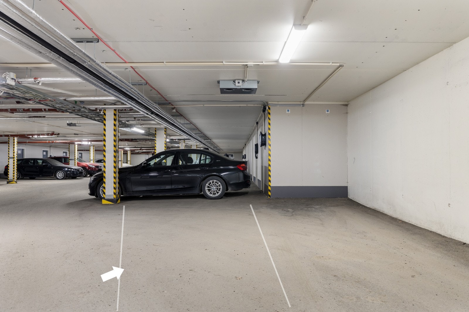 Det medfølger én garasjeplass i felles kjelleranlegg. Det er heis opp til leilighetsplan. Galleribilde