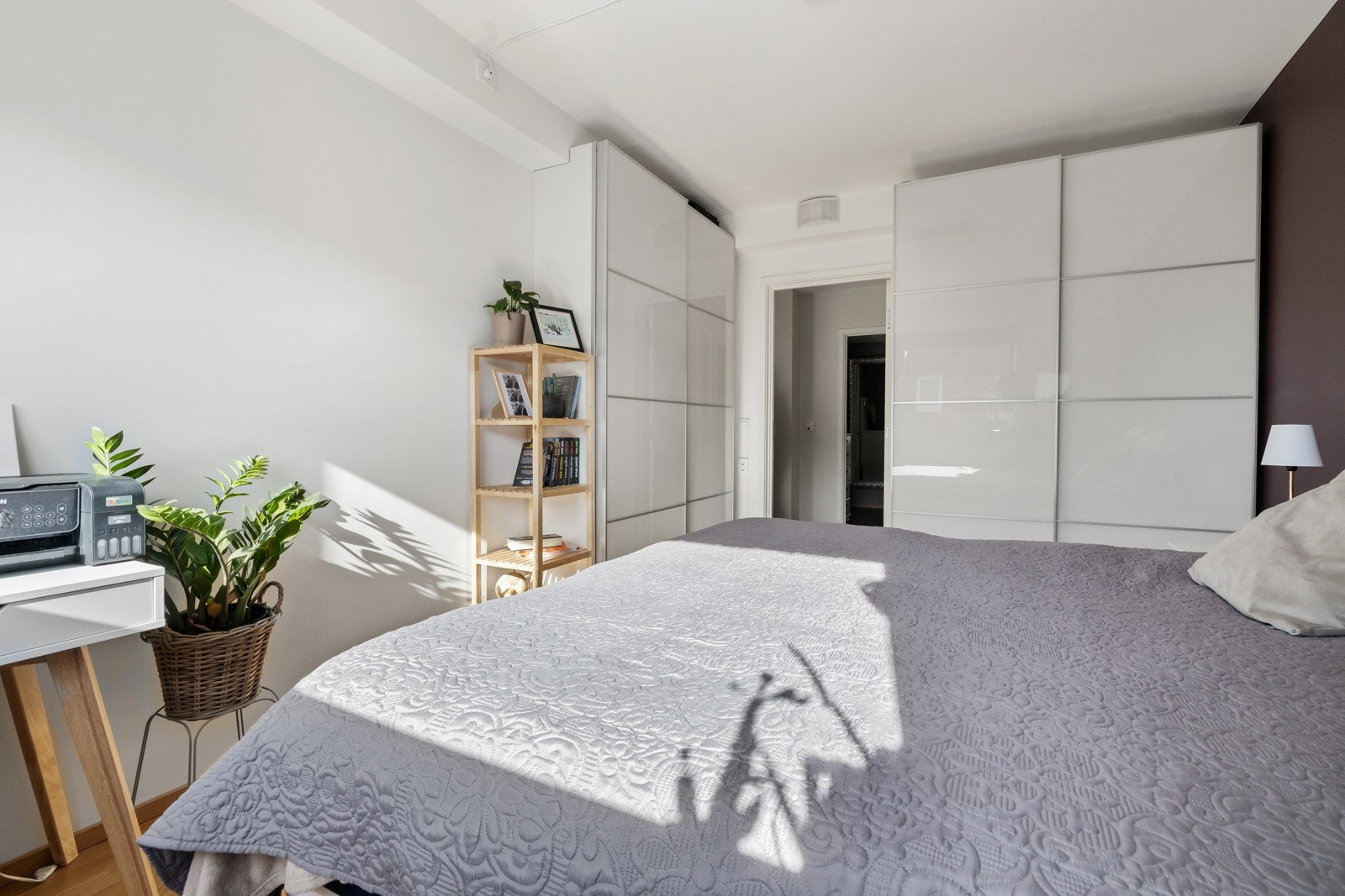 Soverommene har to skyvedørsgarderober hver, med god plass til oppbevaring. Galleribilde