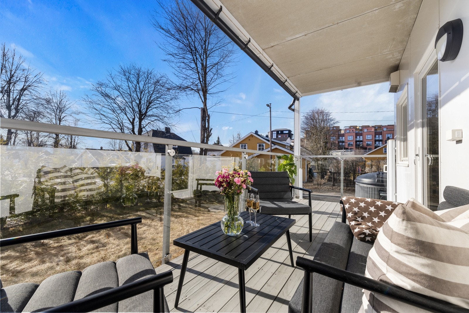 Velkommen til en fin 3-roms selveierleilighet i attraktivt nabolag på Kjeller. Galleribilde