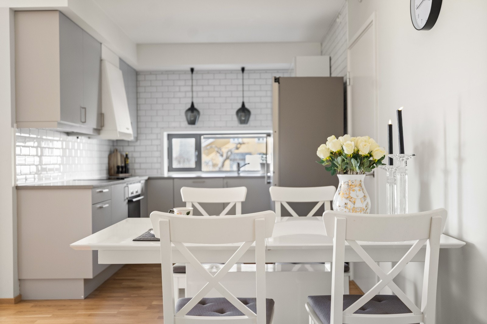 Det er plass til spisebord nærmest kjøkkenet. Galleribilde