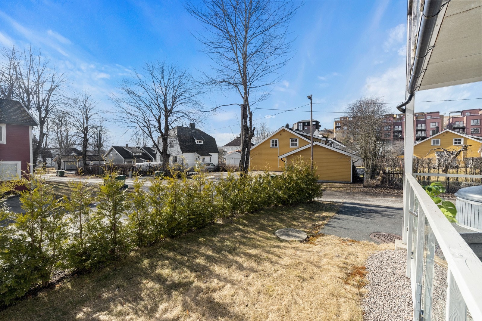 Området utenfor balkongen er opparbeidet med felles hage. Galleribilde